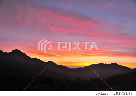 那智高原から烏帽子山を望む(朝焼け)　【和歌山県那智勝浦町】 98175149