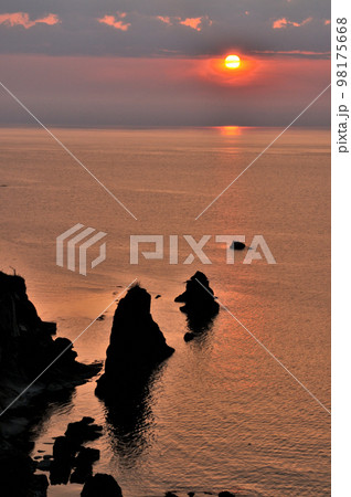 屏風岩(夕日)　【京都府京丹後市丹後町】 98175668