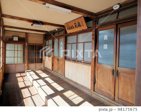 小谷温泉大湯元山田旅館の浴室入口　長野県北安曇郡小谷村中土 98175675