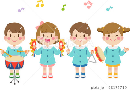 楽器を演奏する子供たち 98175719