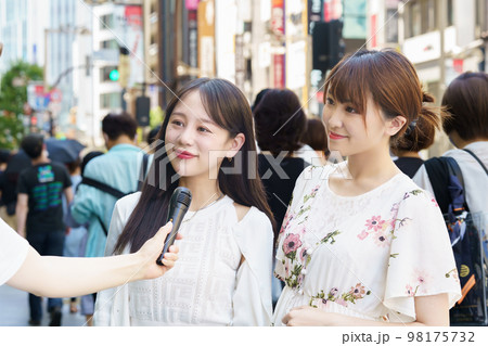 街頭インタビューを受ける女性 街頭インタビューを受ける女性 98175732