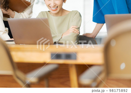働く女性たちのパーツカット 98175892