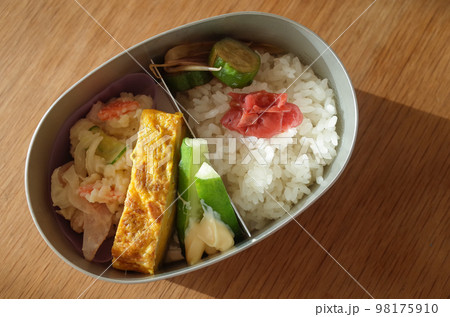 卵焼きとポテトサラダのお弁当 卵焼きとポテトサラダのお弁当 98175910
