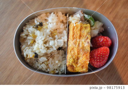 菜葉ごはんと甘い卵焼きのお弁当 菜葉ごはんと甘い卵焼きのお弁当 98175913