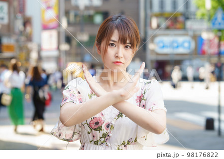 両手でバツのハンドサインをする若い女性 両手でバツのハンドサインをする若い女性 98176822