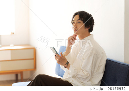 スマホを見る男性 スマホを見る男性 98176932
