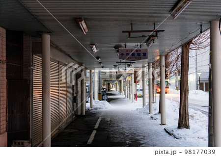 青森　早朝　雪がある日常　素材イメージ 98177039