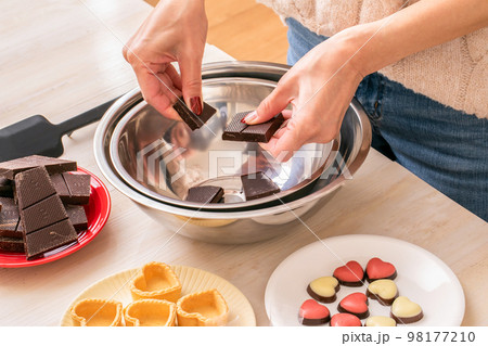 チョコレートを作る女性　chocolate 98177210