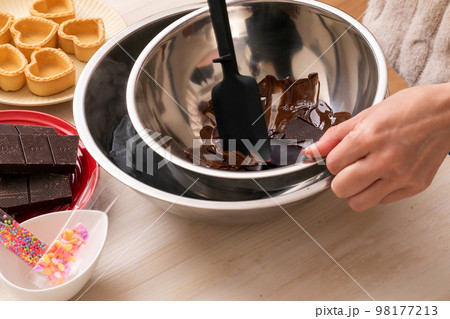 チョコレートを湯煎する女性　chocolate 98177213