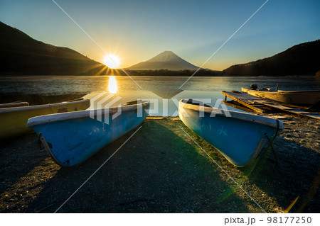 日の出の精進湖からのボートと富士山 98177250