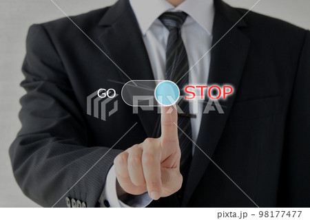 ストップサインを出すビジネスマン 98177477