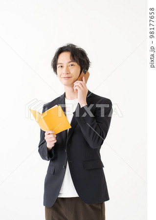 ジャケット姿の20代男性 ジャケット姿の20代男性 98177658