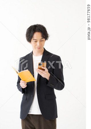 ジャケット姿の20代男性 ジャケット姿の20代男性 98177659