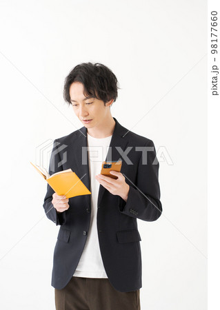 ジャケット姿の20代男性 98177660