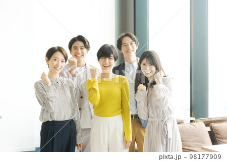 オフィスで並ぶ5人の男女 オフィスで並ぶ5人の男女 98177909