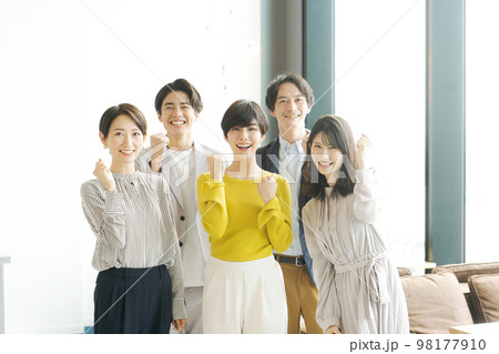 オフィスで並ぶ5人の男女 98177910