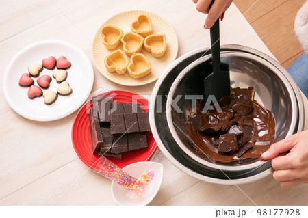 チョコレートを作る女性　chocolate 98177928
