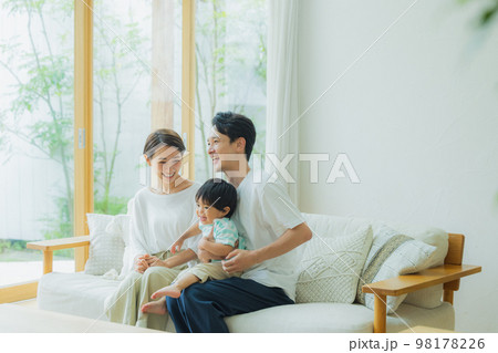 リビングのファミリー 98178226