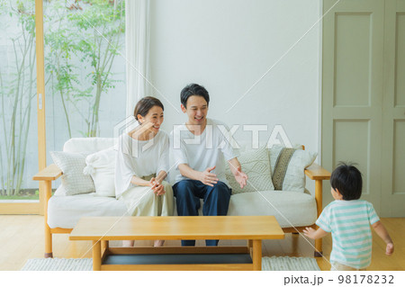 リビングのファミリー リビングのファミリー 98178232