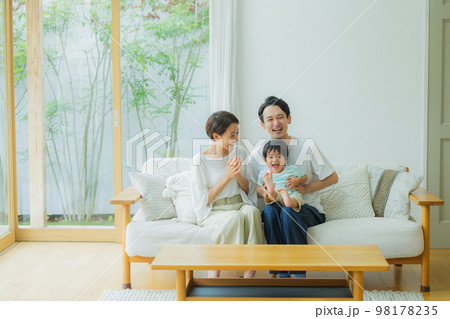 リビングのファミリー 98178235