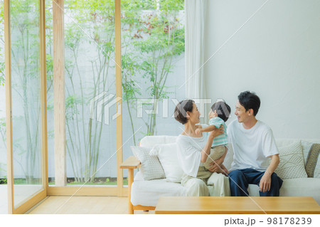 リビングのファミリー 98178239