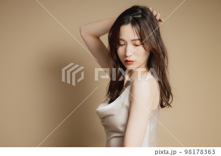 ベージュのドレスの女性 ベージュのドレスの女性 98178363