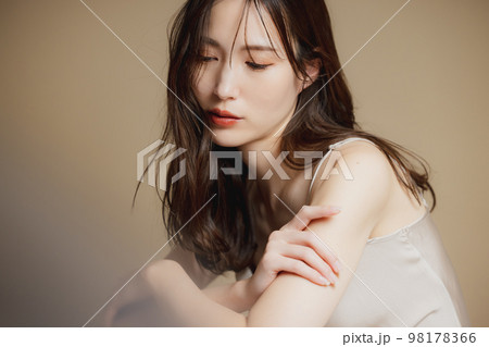 ベージュのドレスの女性　　 98178366