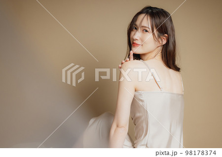 ベージュのドレスの女性 ベージュのドレスの女性 98178374