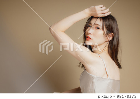 ベージュのドレスの女性　　 98178375