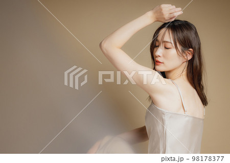 ベージュのドレスの女性　　 98178377
