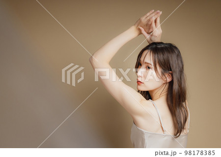 ベージュのドレスの女性　　 98178385