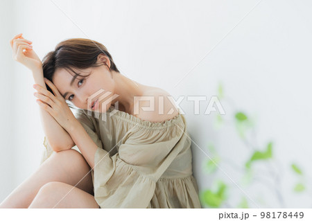 ビューティイメージ　ショートヘアの女性 98178449