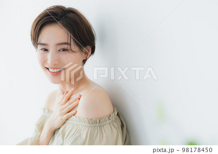ビューティイメージ　ショートヘアの女性 98178450