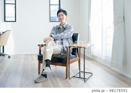 家でリラックスする若い男性 家でリラックスする若い男性 98178501