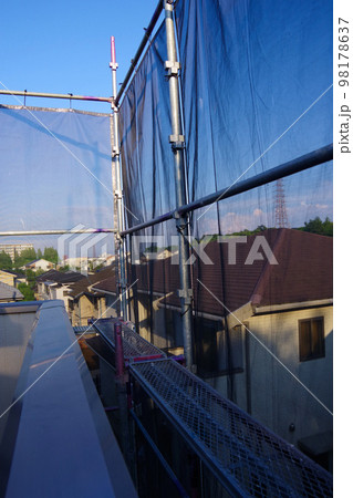 戸建て住宅の外壁塗装 屋根塗装 現場 足場の組まれた家 塗装工事 足場 住宅工事の様子 養生 戸建て住宅の外壁塗装 屋根塗装 現場 足場の組まれた家 塗装工事 足場 住宅工事の様子 養生 98178637