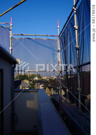 戸建て住宅の外壁塗装 屋根塗装 現場 足場の組まれた家 塗装工事 足場 住宅工事の様子 養生 戸建て住宅の外壁塗装 屋根塗装 現場 足場の組まれた家 塗装工事 足場 住宅工事の様子 養生 98178638