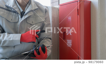 消火器の点検イメージ 消火器の点検イメージ 98179060