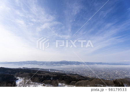 西蔵王公園の展望広場からみた霧の山形市内　俯瞰　山形県山形市 98179533