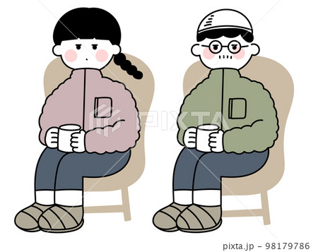 キャンプの椅子に座る二人 98179786