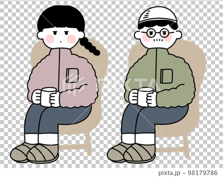 キャンプの椅子に座る二人 98179786