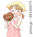 手作りバレンタインチョコを持つ女の子_にっこり 98180075
