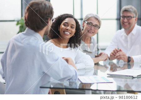 discussion of successful business people in the office 98180612