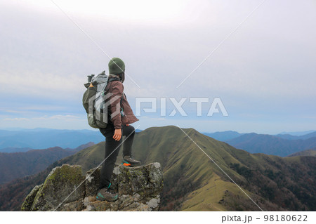 山登りする女性 98180622