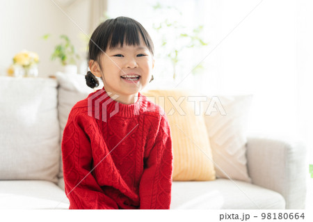 部屋で過ごす冬服を着た子供 98180664