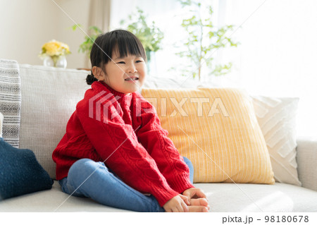 部屋で過ごす冬服を着た子供 98180678