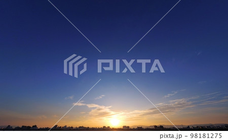 朝空のグラデーションと街並・冬・超広角・空主体・221117am 朝空のグラデーションと街並・冬・超広角・空主体・221117am 98181275