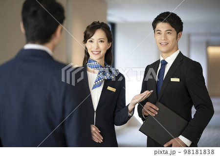 お客さまを案内する男女のフロントスタッフ　接客　イメージ　　撮影協力「LINK FOREST」 98181838