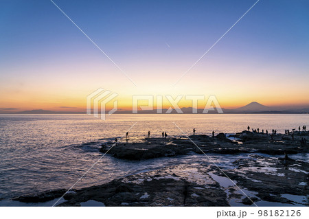 【神奈川県】江の島のから見える夕景と富士山 【神奈川県】江の島のから見える夕景と富士山 98182126