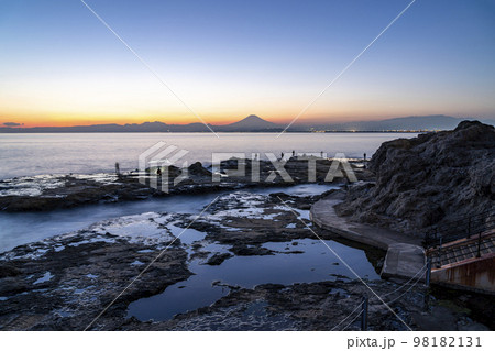 【神奈川県】江の島のから見える夕景と富士山 98182131