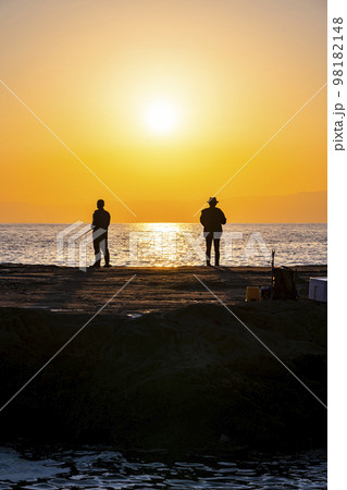 【神奈川県】江の島の稚児ヶ淵から見る夕日と釣り人 98182148